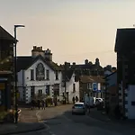 Cambridge House Sleeps 18