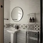 Cambridge House Sleeps 18 *