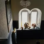 Cambridge House Sleeps 18