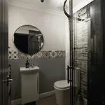 Cambridge House Sleeps 18 *