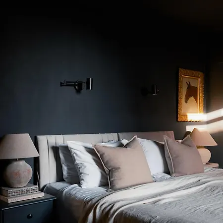 Cambridge House Sleeps 18