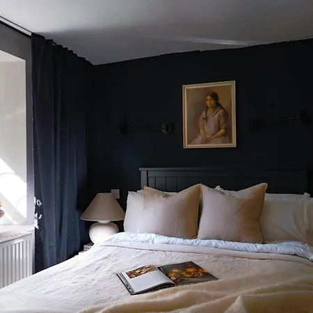 Cambridge House Sleeps 18 *