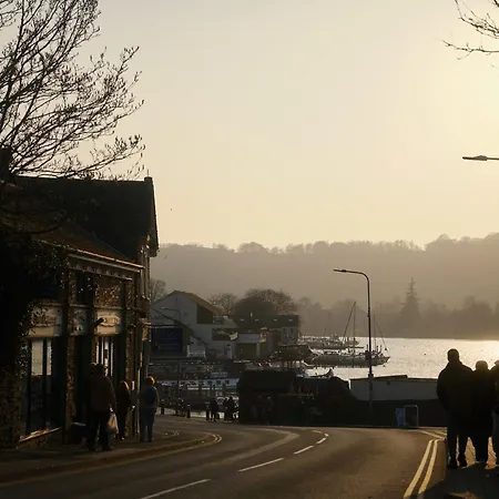 Cambridge House Sleeps 18