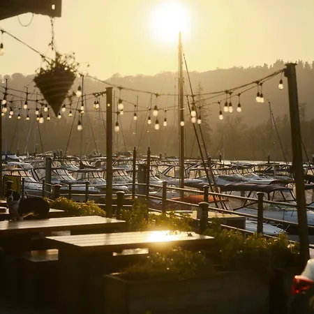 Cambridge House Sleeps 18 *