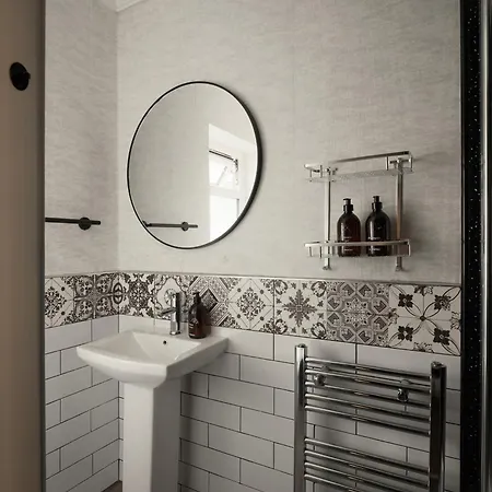 Cambridge House Sleeps 18 *