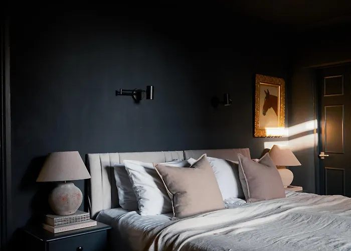 Cambridge House Sleeps 18