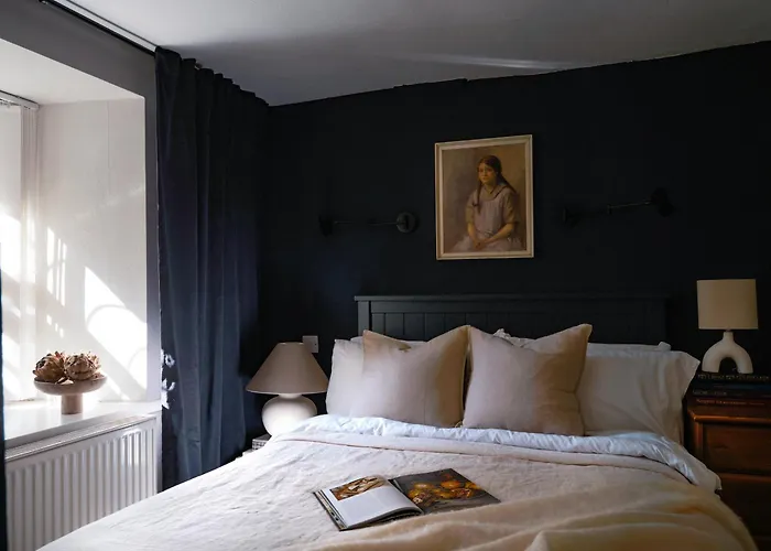 Cambridge House Sleeps 18 *