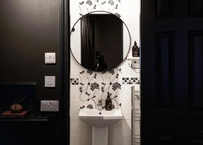 Cambridge House Sleeps 18 *