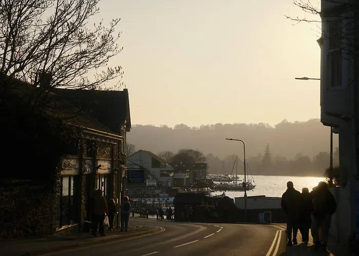 Cambridge House Sleeps 18