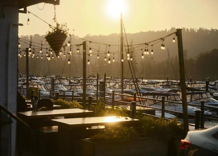 Cambridge House Sleeps 18 *