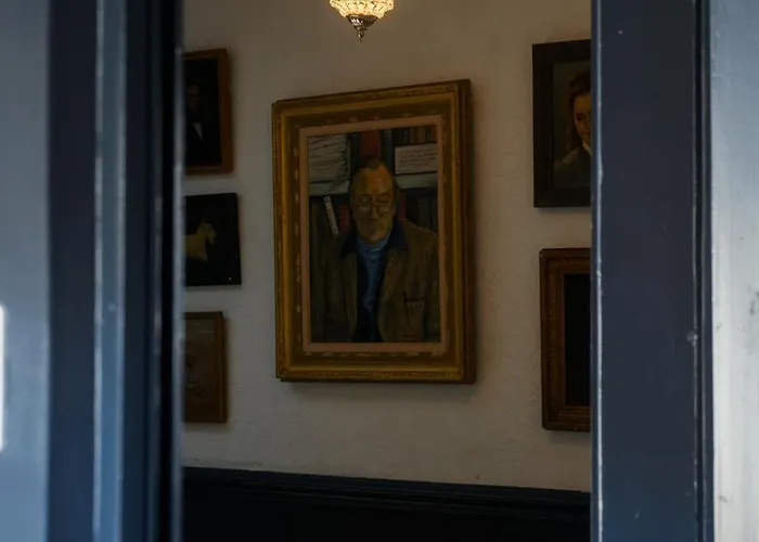 Cambridge House Sleeps 18 *