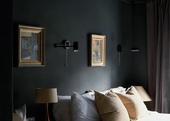 Cambridge House Sleeps 18