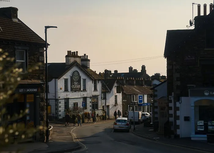 Cambridge House Sleeps 18