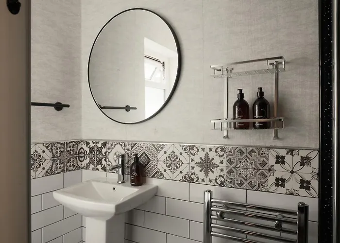 Cambridge House Sleeps 18 *