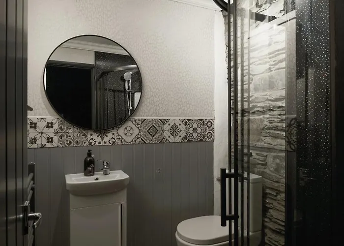 Cambridge House Sleeps 18 *