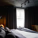 Cambridge House Sleeps 18 בית נופש *
