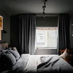Cambridge House Sleeps 18 * ווינדרמר