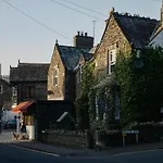 Cambridge House Sleeps 18 בית נופש ווינדרמר